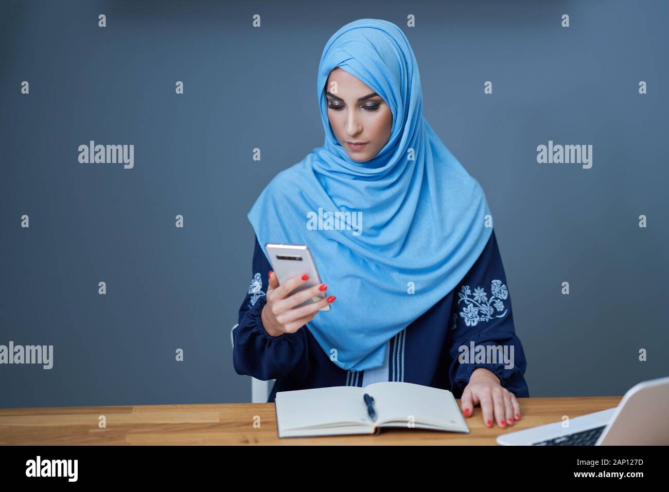 Muslimischen erwachsenen Frau mit Smartphone Stockfoto