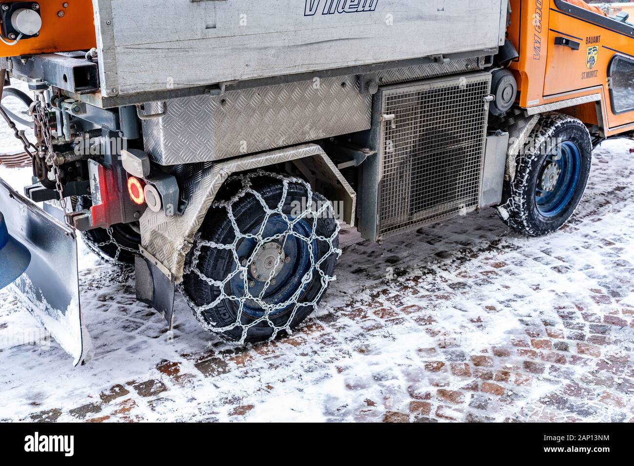 St. Moritz, Schweiz - 22 Dezember, 2019 - Zurück Reifen eines sauber bis  Lkw-wrap im Winter Kette für Sicherheit in St. Moritz, Schweiz auf Decembe  Stockfotografie - Alamy