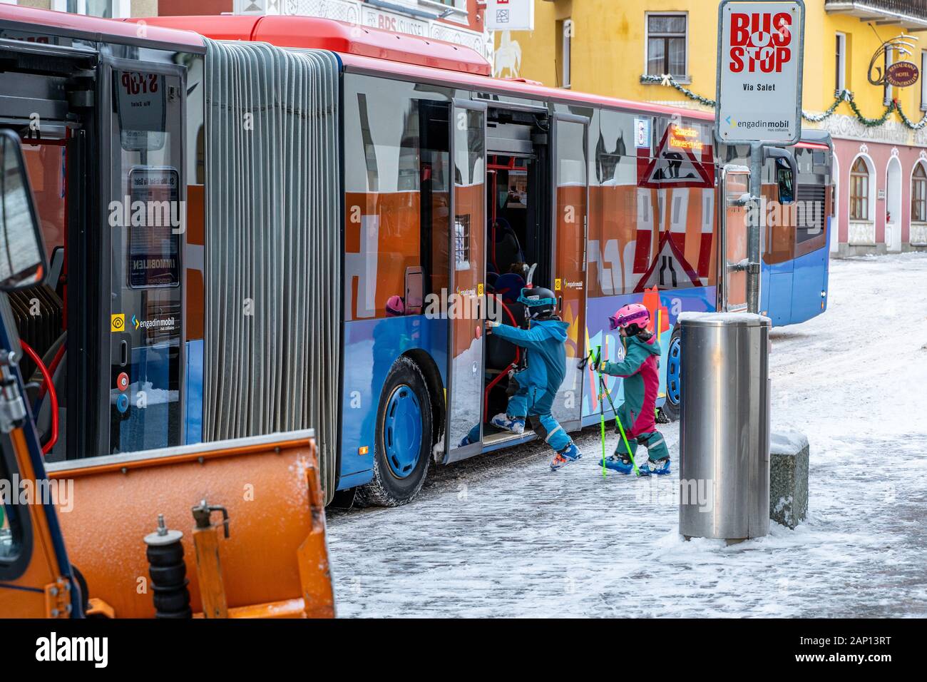 St. Moritz, Schweiz - 22. Dezember 2019 - Zwei junge Kinder Skifahrer in  ihrer Skibekleidung auf dem Bus Skifahren in St. Moritz, Schweiz auf Dec zu  gehen Stockfotografie - Alamy