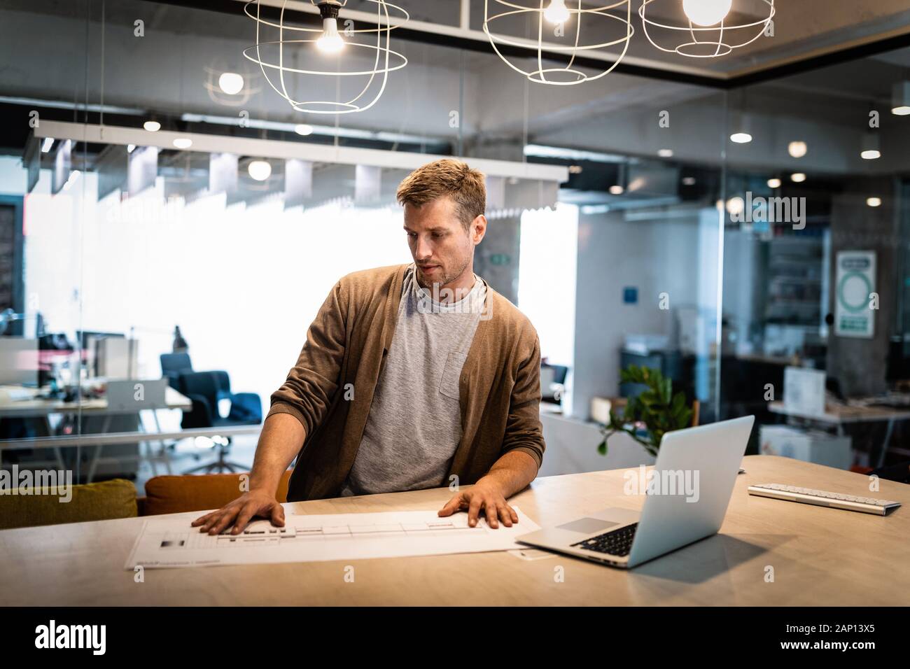 Portrait von Architekt arbeitet mit Blueprint im Büro Stockfoto