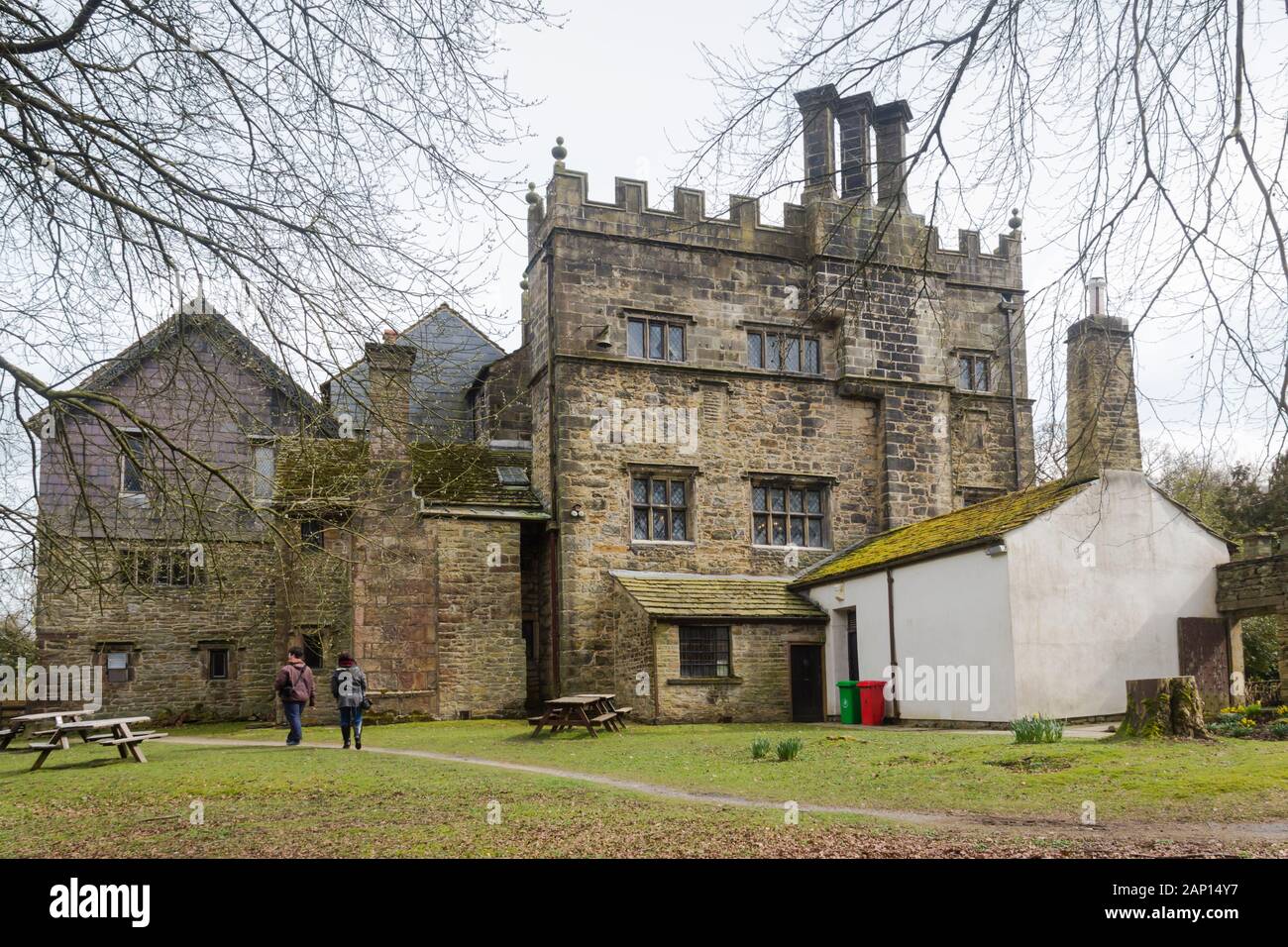 Außenansicht von Turton Tower, Lancashire. Der aus Stein erbaute Mittelteil des Gebäudes stammt aus dem 14. Jahrhundert, andere Teile aus dem 18. Und 19. C. Stockfoto
