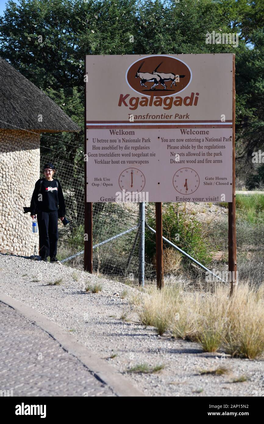 Afrikaans und Englisch Gebärdensprache mit allgemeinen Informationen und designierte Öffnungs- und Schließzeiten an einem der Eingänge zum Kgalagadi Transfrontier National Park, am 26.02. 2019. Dieser Nationalpark wurde im Jahr 1999 durch die Zusammenlegung der Südafrikanischen Kalahari-Gemsbok-Nationalpark und der Gemsbok Nationalpark in Botswana und ist eine grenzüberschreitende Naturschutzgebiet in der Kalahari Wüste mit einer Fläche von rund 38.000 Quadratkilometern angelegt. Der Park ist besonders für seine Löwen, die oft dort finden kann, aber auch für zahlreiche andere wilde Tiere, die hier leben, sind bekannt. Foto: Matthias Toedt Stockfoto