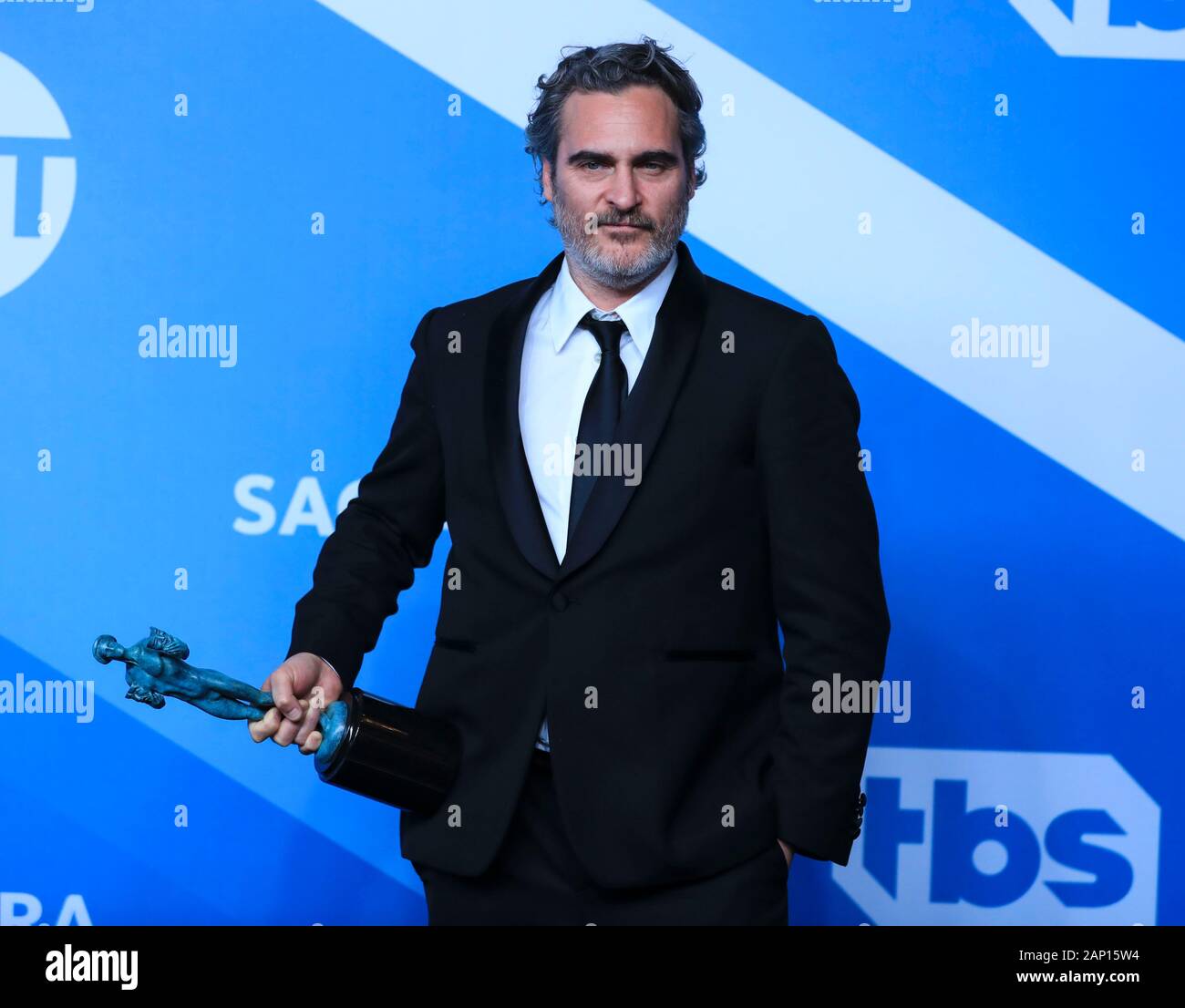 Los Angeles, USA. 19 Jan, 2020. Joaquin Phoenix posiert für ein Foto mit dem Award für herausragende Leistungen von einem männlichen Schauspieler in einer Hauptrolle für seine Darstellung des gestörten Arthur Fleck in der Psychologischen Thriller 'Joker' bei der 26. jährlichen Screen Actors Guild (SAG) Awards im Shrine Auditorium in Los Angeles, USA, Jan. 19, 2020 statt. Credit: Li Ying/Xinhua/Alamy leben Nachrichten Stockfoto