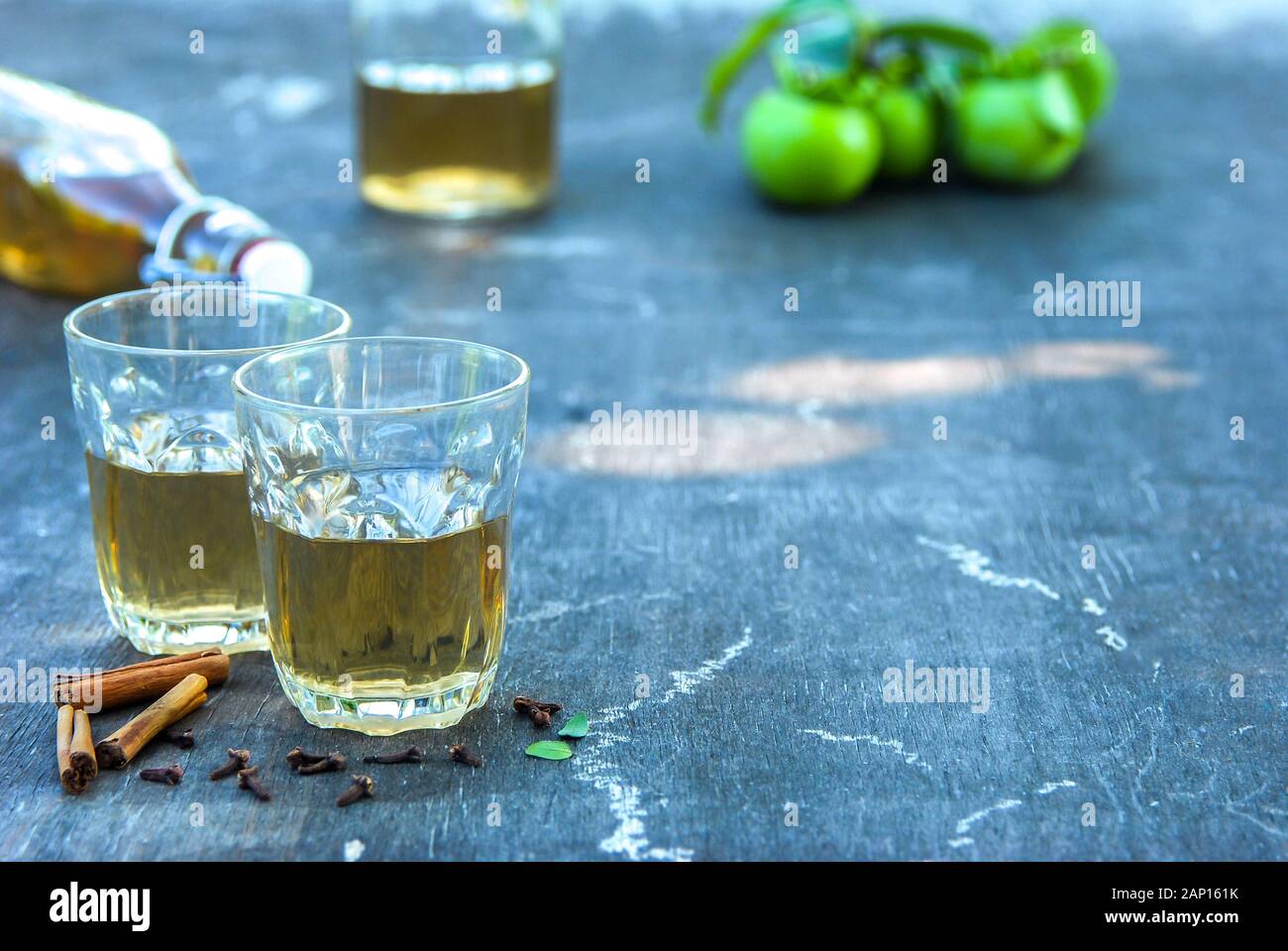 Apple Cider, ausgegossen in Gläser, steht auf einem alten Vintage Tabelle. Im rustikalen Stil, ungewöhnliche Behandlung Stockfoto