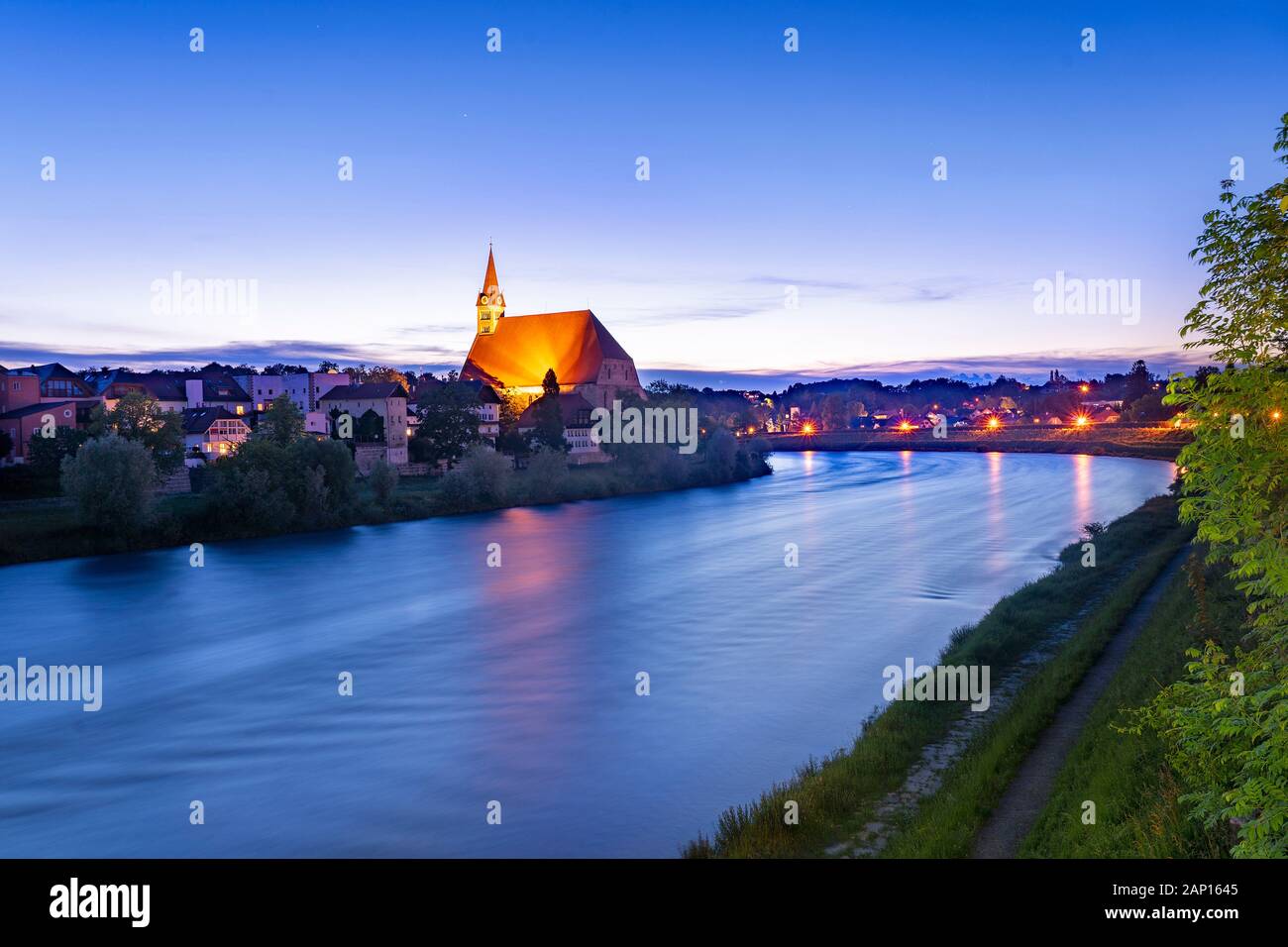 Die Salzach fließt nachts mit der Kollegiatkirche laufen, Berchtesgadener Land, Oberbayern, Deutschland Stockfoto