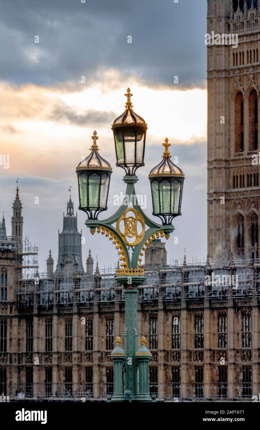 Verzierten Lampen auf die Westminster Bridge und neue Skyline von Vauxhall, London, England. Stockfoto