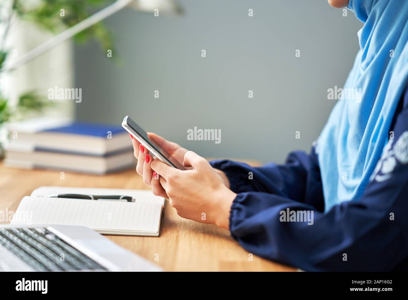Muslimischen erwachsenen Frau mit Smartphone Stockfoto