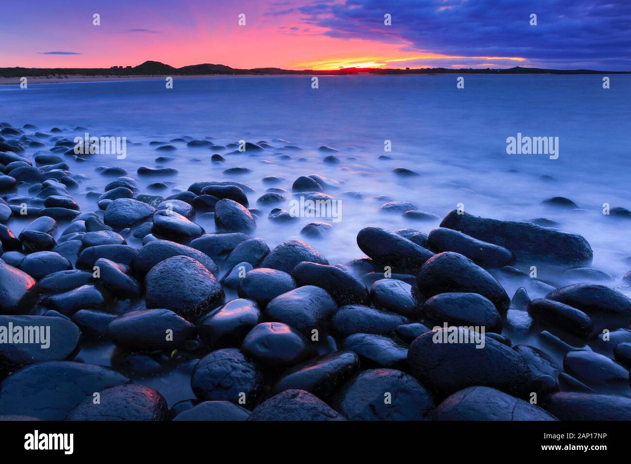 Rocky Shore (Embleton Bay) bei Sonnenuntergang. Northumberland, Großbritannien Stockfoto