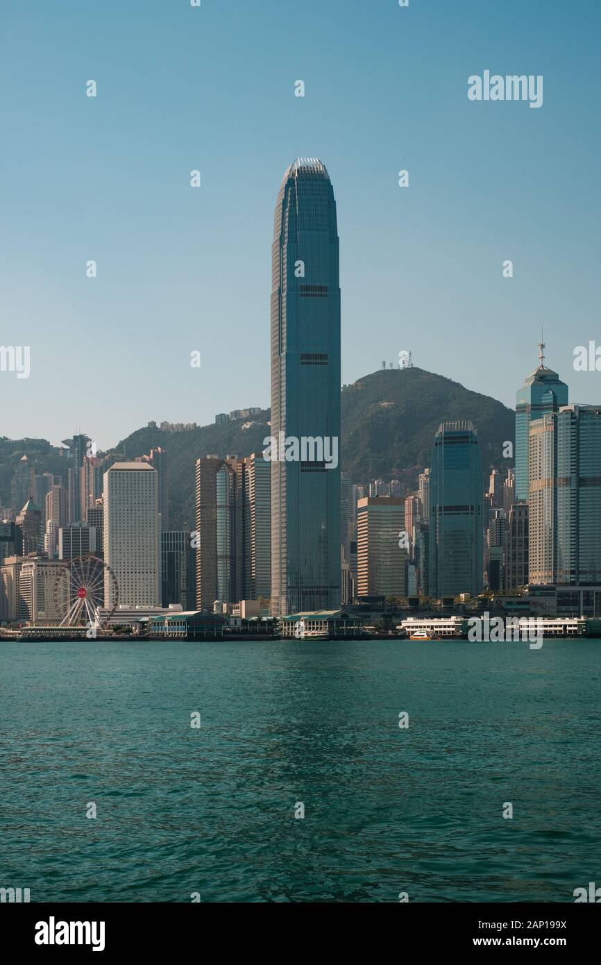 HongKong, China - November, 2019: Küste und die Skyline von Hong Kong Island Geschäftsviertel und den Victoria Harbour Stockfoto