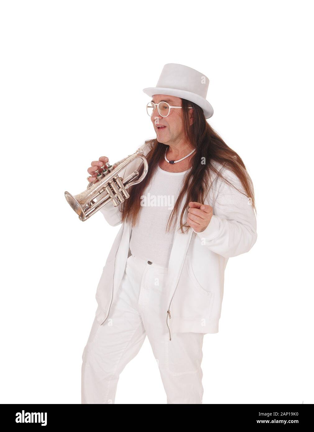 Mittleren Alters indigenen Mann in einem weißen Outfit und White hat seine Trompete Holding mit seinen langen Haaren, auf weißem Hintergrund Stockfoto