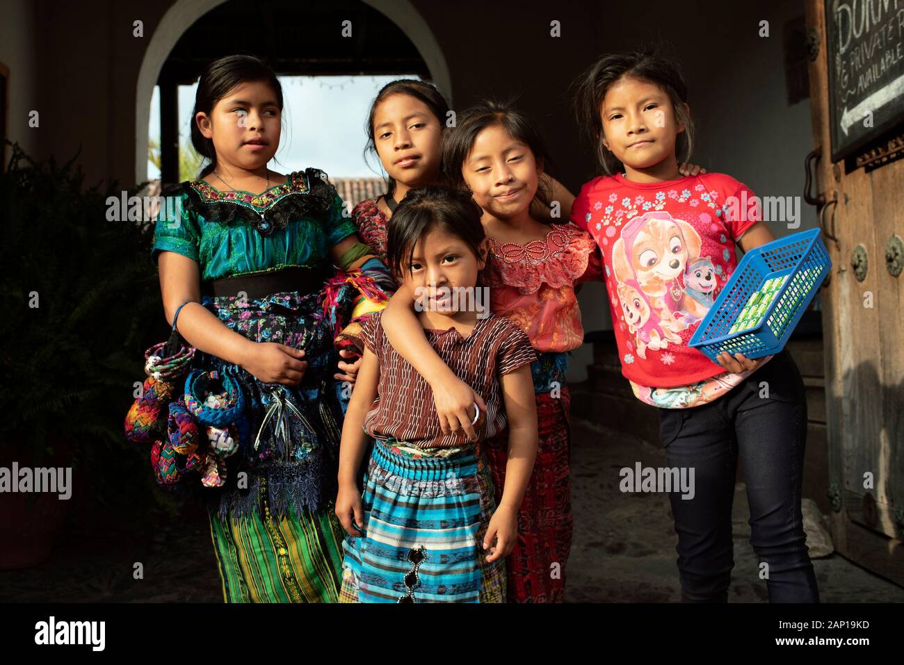 Gruppenfoto der Einheimischen, lokalen Kinder in Antigua, Guatemala. Einige tragen traditionelle Outfit, einige verkaufen handgefertigte Souvenirs. Dec 2018 Stockfoto