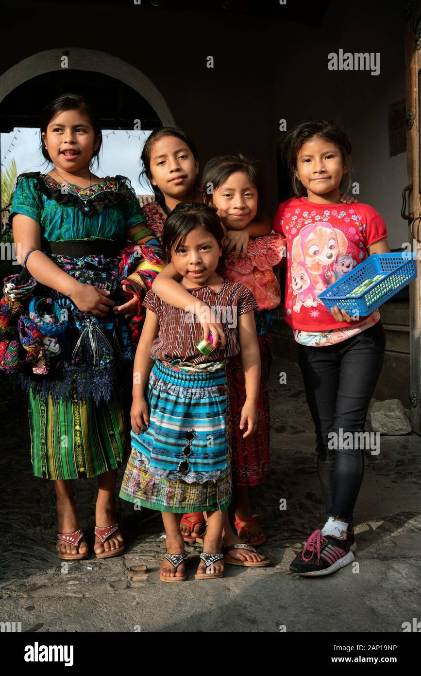 Gruppenbild der Einheimischen, lokalen Kinder in Antigua, Guatemala. Einige tragen traditionelle Outfit, einige verkaufen handgefertigte Souvenirs. Dec 2018 Stockfoto