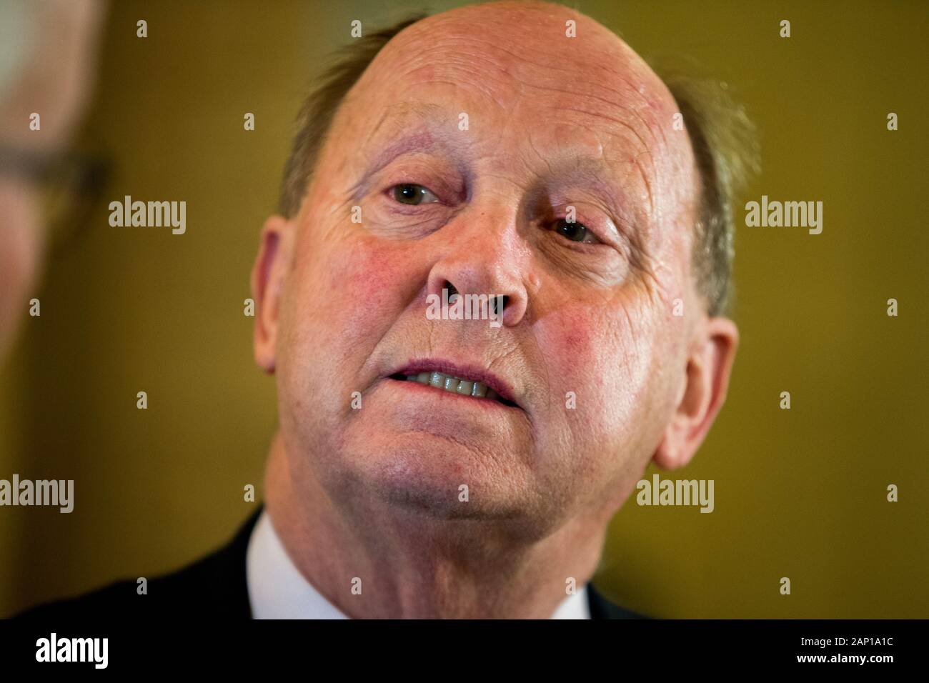 Tüv Führer Jim Allister MLA in einem Interview in der Großen Halle in Stormont Gebäude den Fragen der BBC-Journalisten Gareth Gordon über die schriftliche Erklärung von Finanzminister Conor Murphy, Sonderberater (SPADS). Stockfoto