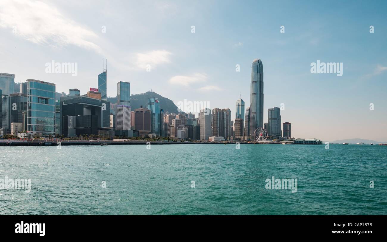 HongKong, China - November, 2019: Küste und die Skyline von Hong Kong Island Geschäftsviertel und den Victoria Harbour Stockfoto