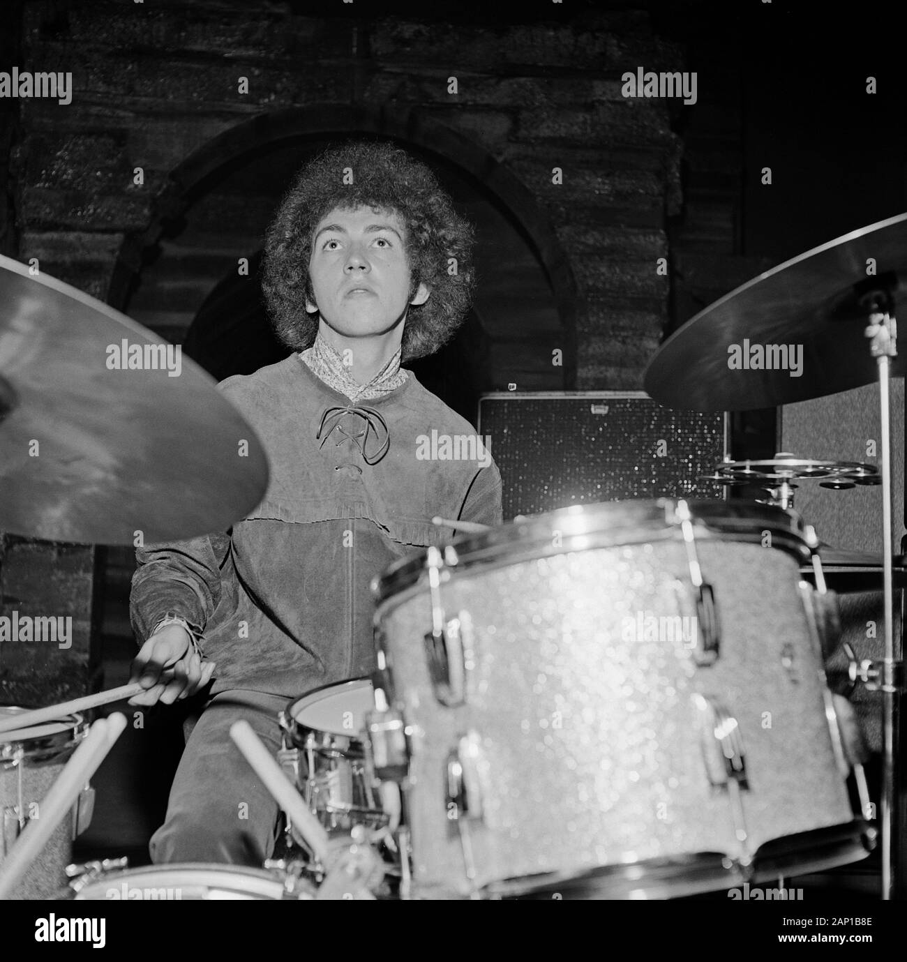 Mitch Mitchell, Schlagzeuger der Gruppe Jimi Hendrix Experience, bei einem Soundcheck vor dem Konzert im Saville Theatre in London, Großbritannen 1967. Mitch Mitchell, Schlagzeuger der Band Jimi Hendrix Experience, machte den Soundcheck, bevor er am Saville Theatre in London, Großbritannien 1967 auftrat. Stockfoto