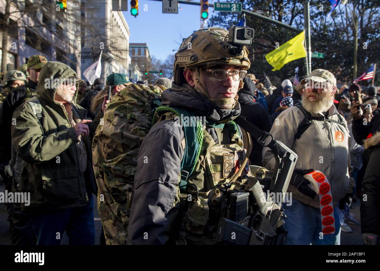 Richmond, Virginia, USA. 20 Jan, 2020. Gun Rechte befürwortet, die militärisch-Stil Gewehre an einer Rallye durch die Virginia Bürger Defence League auf dem State Capitol Building in Richmond, Virginia am Montag, 20. Januar 2020 organisiert. Die Gruppe beweist gegen Virginia Gouverneur Ralph Northam vorgeschlagenen Gun Control Rechtsvorschriften, darunter das Verbot von militärischen Waffen und Schalldämpfern, die Begrenzung der Pistole zu kaufen, um Städte und Gemeinden Gewehren in öffentlichen Räumen zu verbieten und ein Fahne" Recht. Quelle: UPI/Alamy leben Nachrichten Stockfoto