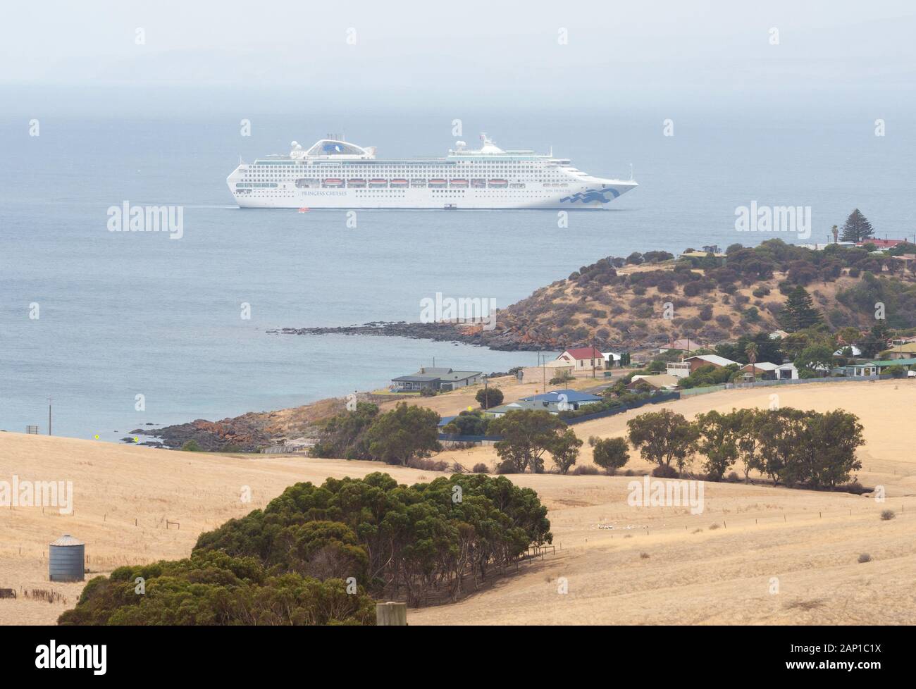 Blick auf die Sun Princess Kreuzfahrt Schiff in der Nähe von Penneshaw auf Kangaroo Island, South Australia, Australien verankert. Stockfoto