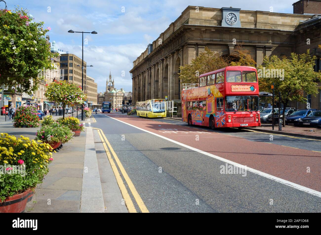 Der öffentliche Verkehr in Tyne und Busse auf der Straße tragen vor Newcastle upon Tyne Central Station Stockfoto