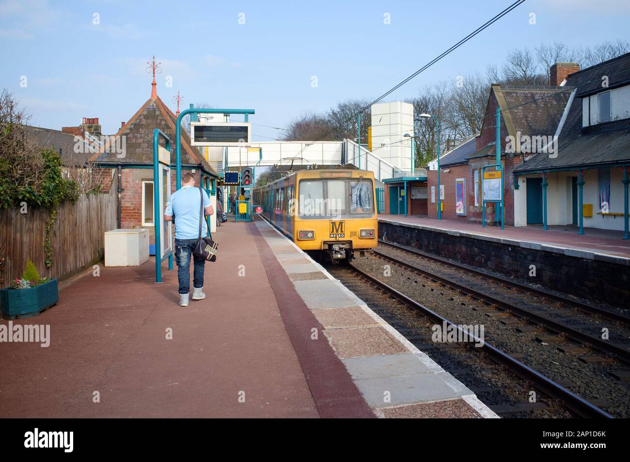 Passagiere und Zug am Bahnsteig in der U-Bahnhof eine Tyne und Wear Stockfoto