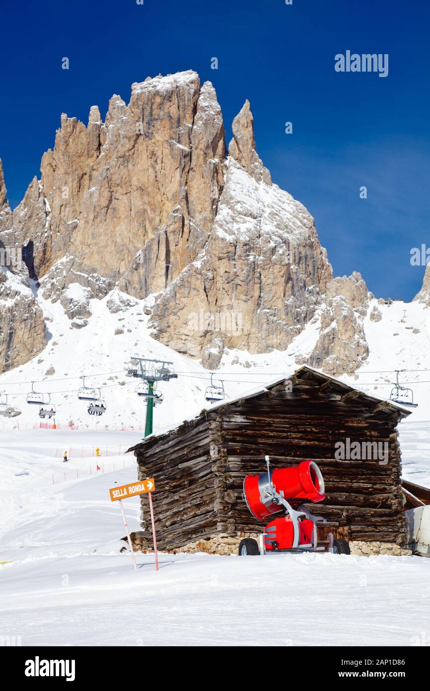 Sella Ronda orangefarbenen Schild im Val Di Fassa ski resort in Italien Stockfoto