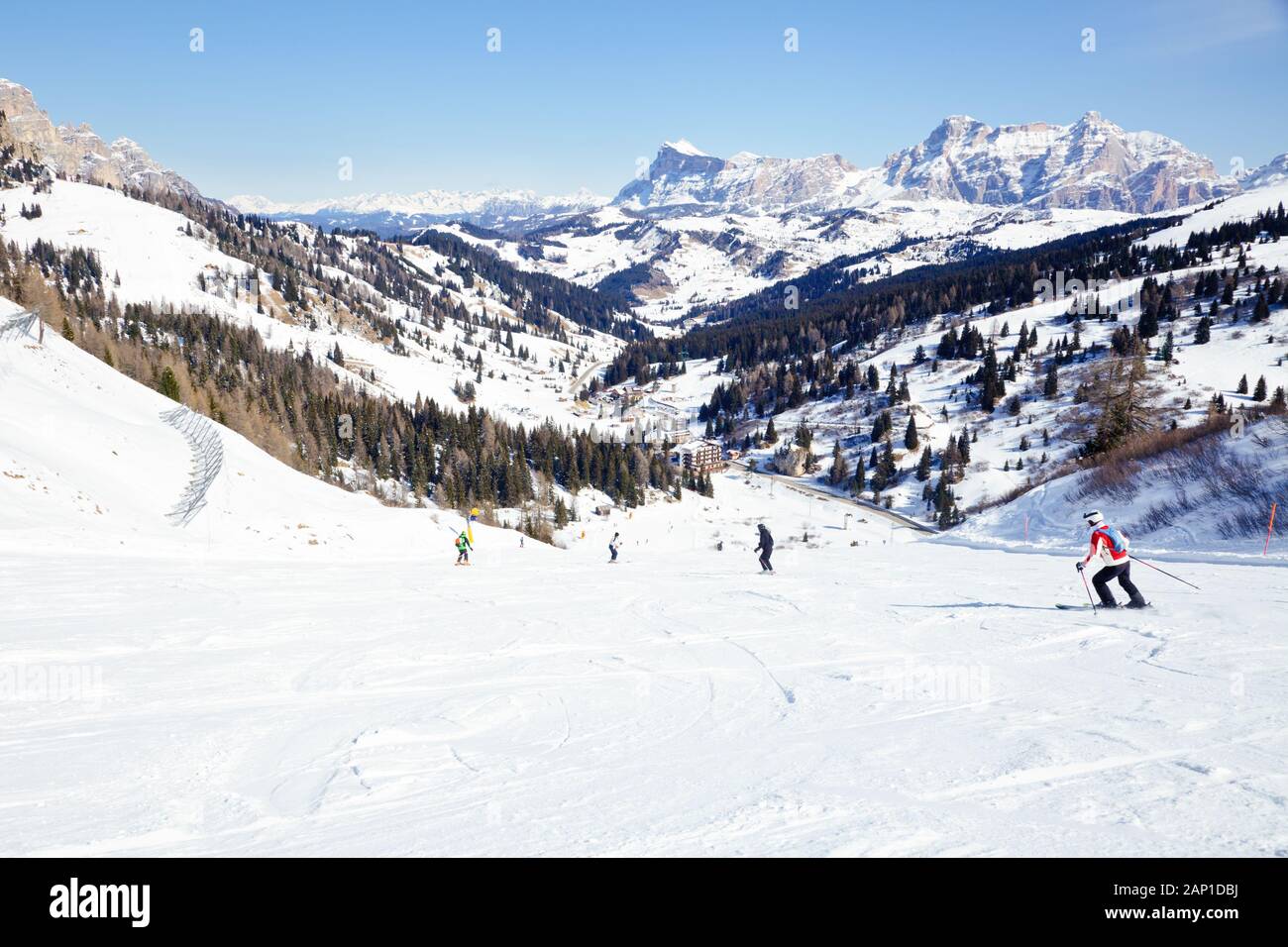 Skifahrer, die in den Hang an der Sella Ronda Ski Route in Italien Stockfoto
