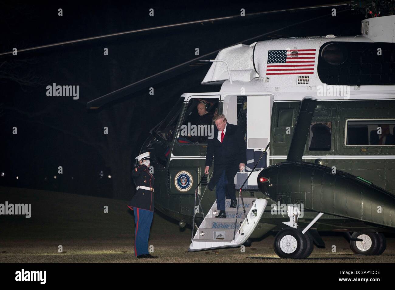 US-Präsident Donald J. Trumpf verlässt Marine One, als er an das Weiße Haus in Washington, DC, USA ankommt, am 19. Januar 2020. Zuvor hatte der Präsident sprach bei der American Farm Bureau Federation Jahrestagung und Messe in Austin, Texas, und verbrachte das Wochenende im Mar-a-Lago in Palm Beach, Florida. Credit: Sarah Silbiger/Pool über CNP/MediaPunch Stockfoto