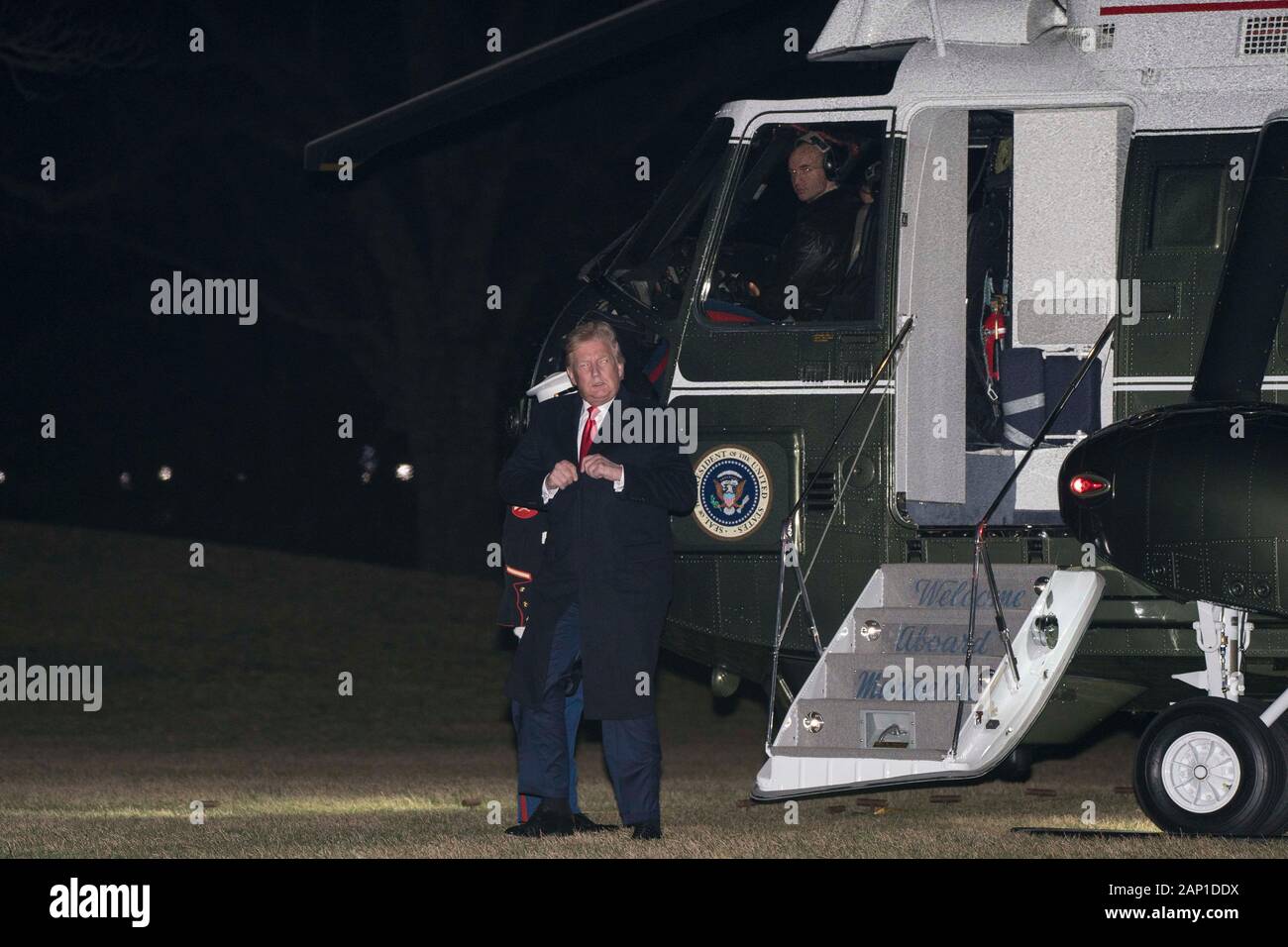 Präsidenten der Vereinigten Staaten Donald J. Trumpf Spaziergänge entlang der South Lawn von Marine One zum Weißen Haus in Washington, DC, USA, am 19. Januar 2020. Zuvor hatte der Präsident sprach bei der American Farm Bureau Federation Jahrestagung und Messe in Austin, Texas, und verbrachte das Wochenende im Mar-a-Lago in Palm Beach, Florida. Credit: Sarah Silbiger/Pool über CNP/MediaPunch Stockfoto