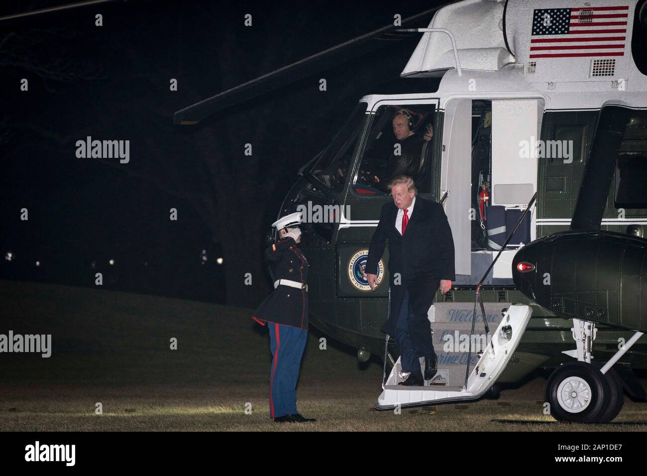 US-Präsident Donald J. Trumpf verlässt Marine One, als er an das Weiße Haus in Washington, DC, USA ankommt, am 19. Januar 2020. Zuvor hatte der Präsident sprach bei der American Farm Bureau Federation Jahrestagung und Messe in Austin, Texas, und verbrachte das Wochenende im Mar-a-Lago in Palm Beach, Florida. Credit: Sarah Silbiger/Pool über CNP/MediaPunch Stockfoto