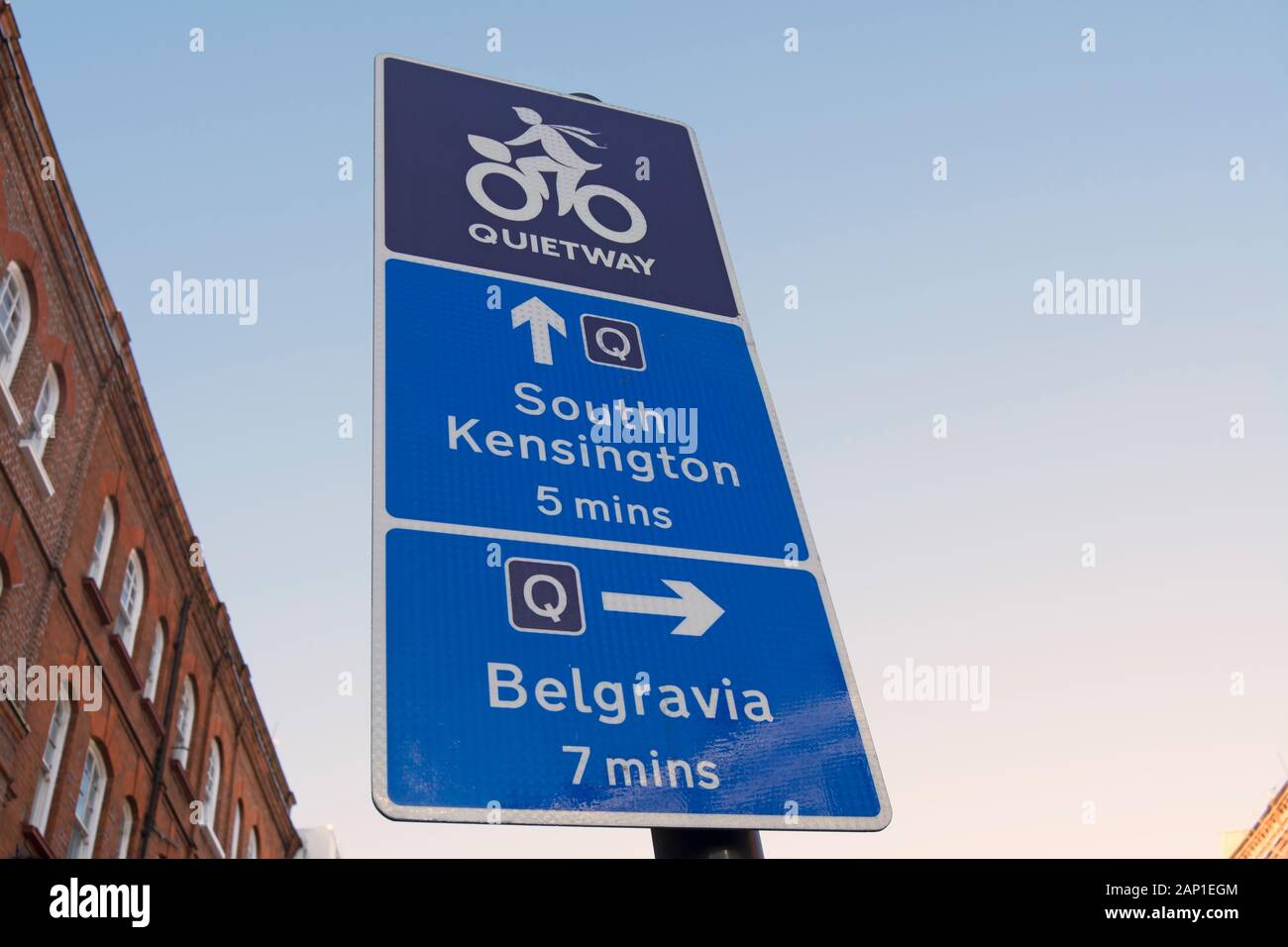 Hinweisschild für ein Londoner Zyklus quietway Route, mit Wegbeschreibungen und Timings bis South Kensington und Belgravia Stockfoto