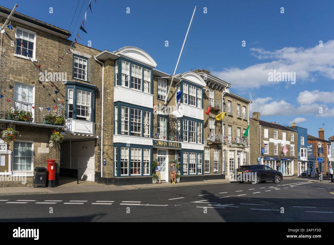 Street Scene Market Place Southwold, Suffolk, Großbritannien, mit dem Swan Hotel Center links. Stockfoto