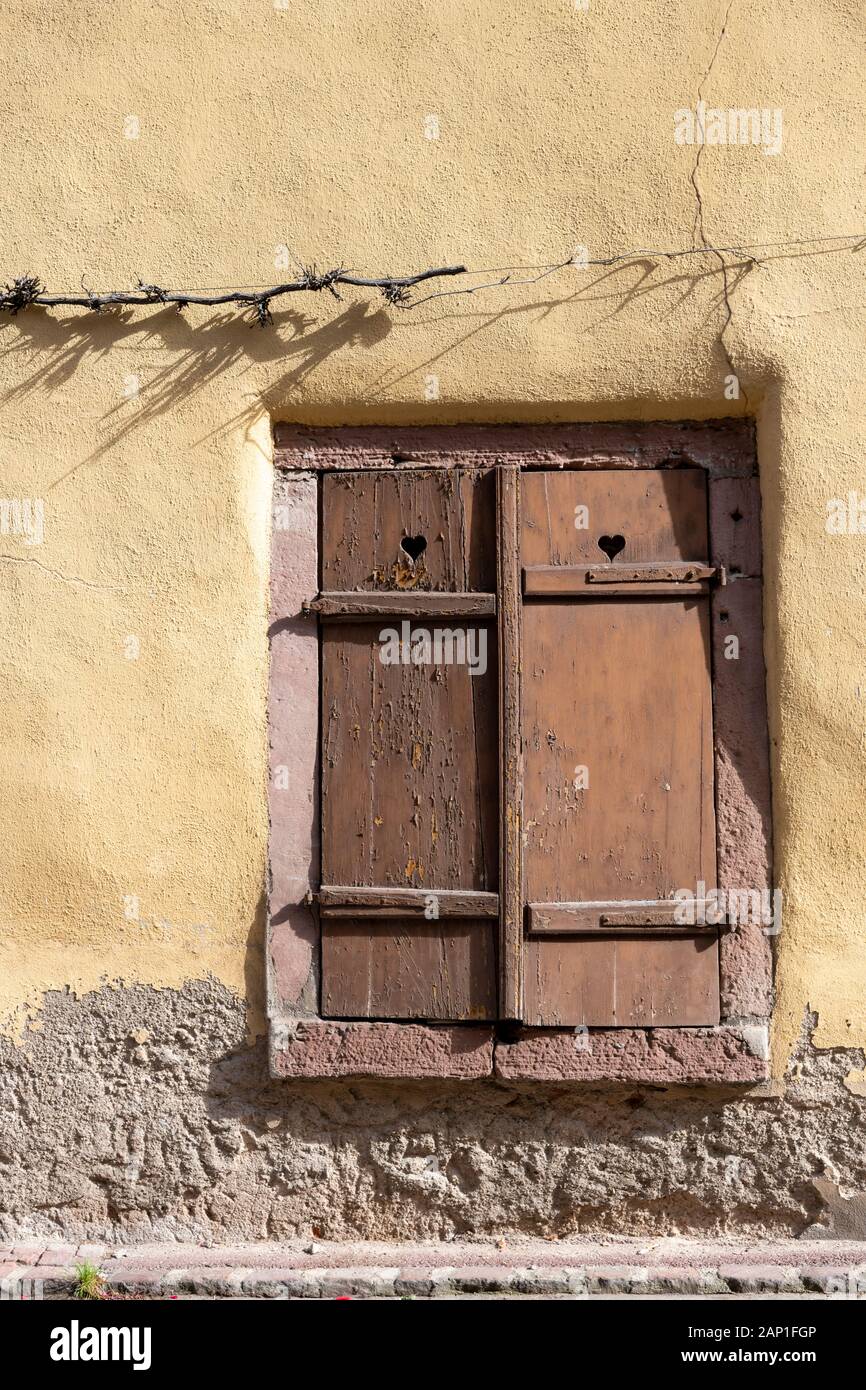 Hübsche Fenster mit Fensterläden auf ein altes Gebäude in Alscae Frankreich Stockfoto