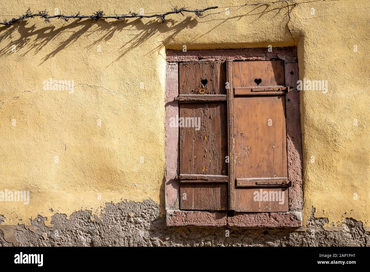 Hübsche Fenster mit Fensterläden auf ein altes Gebäude in Alscae Frankreich Stockfoto