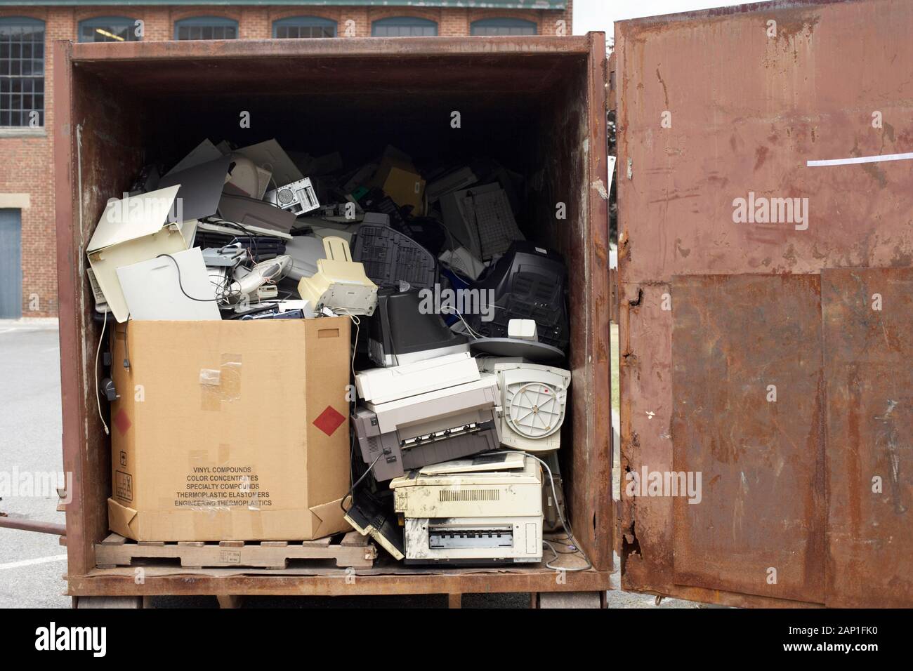 Veraltete Computer in einem Müllcontainer Stockfoto