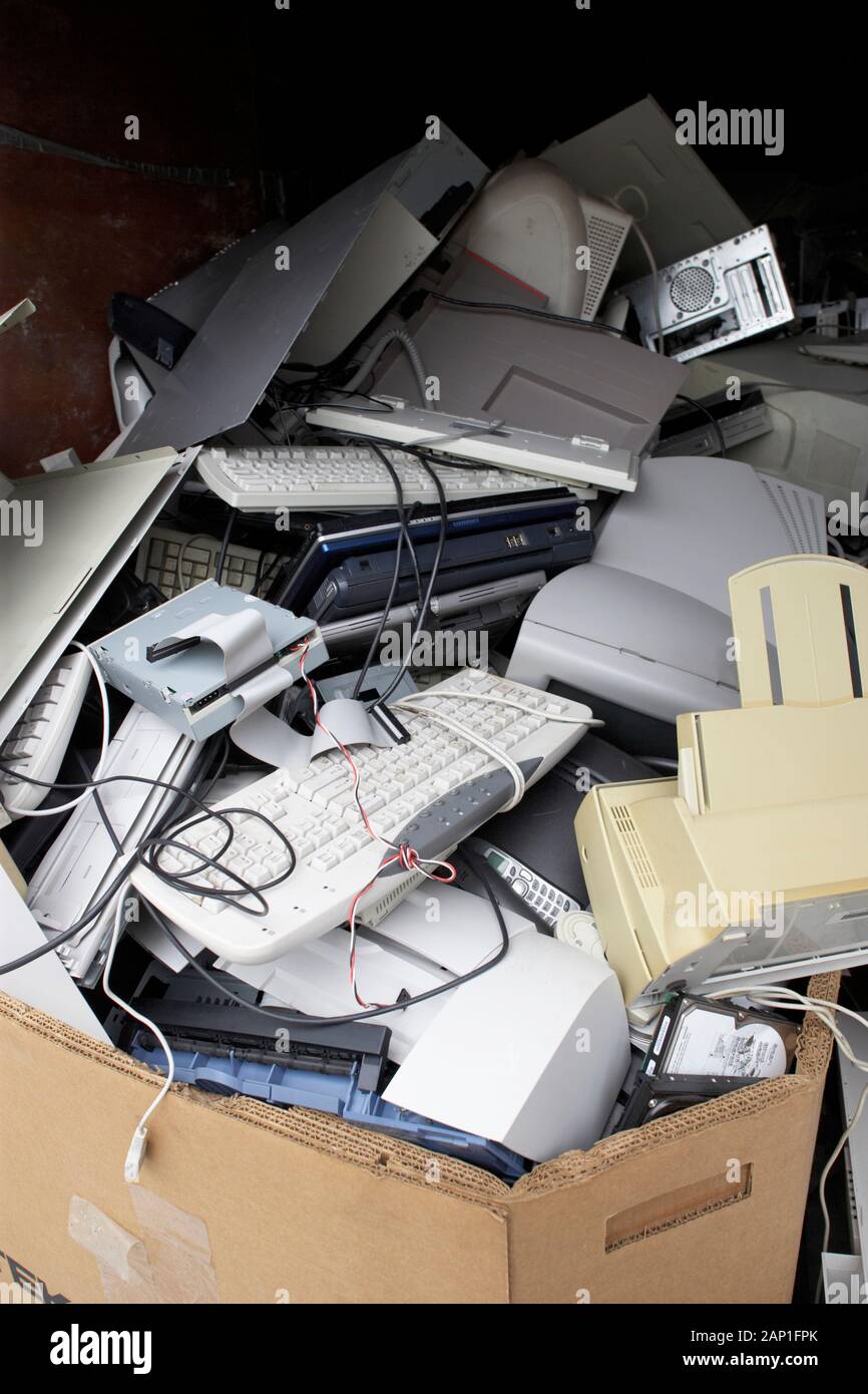 Veraltete Computer in einem Müllcontainer Stockfoto