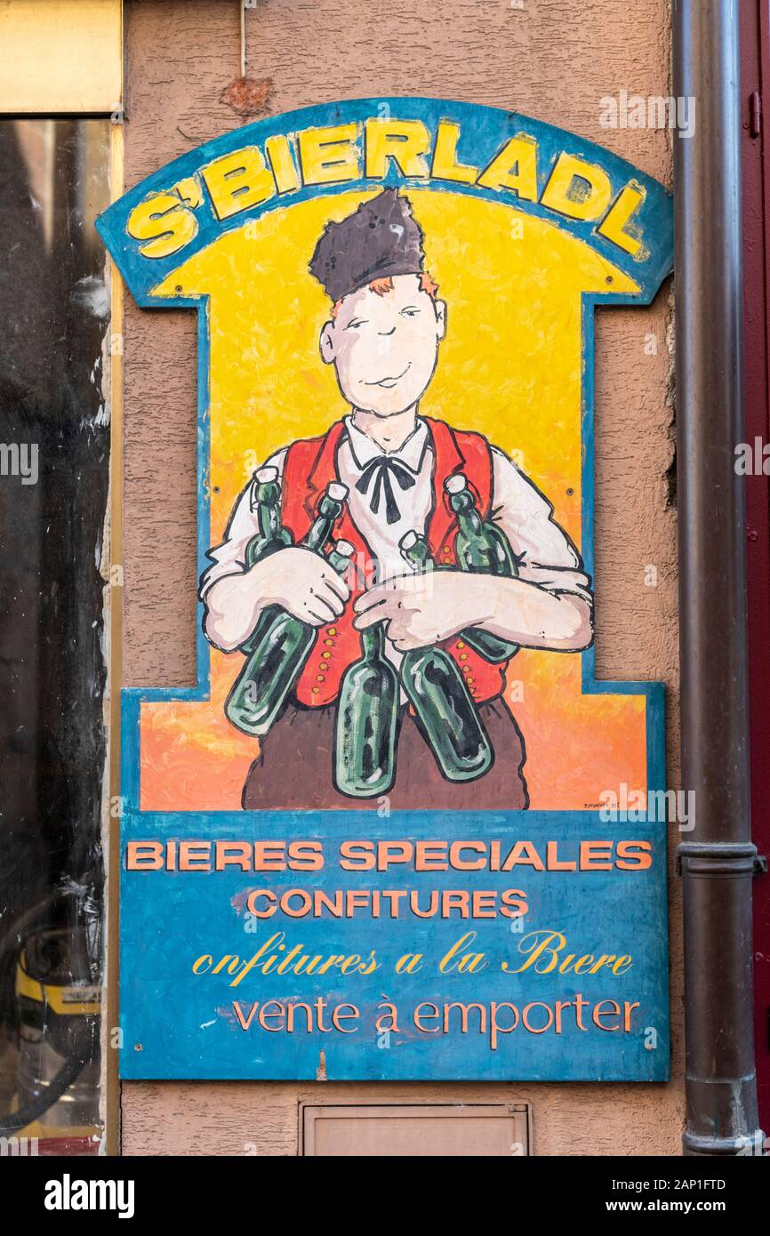 Ein Bier Anzeige in Kayserberg Alscae Frankreich, für S'Bierladl Spezialist Französisch Bier shop Stockfoto