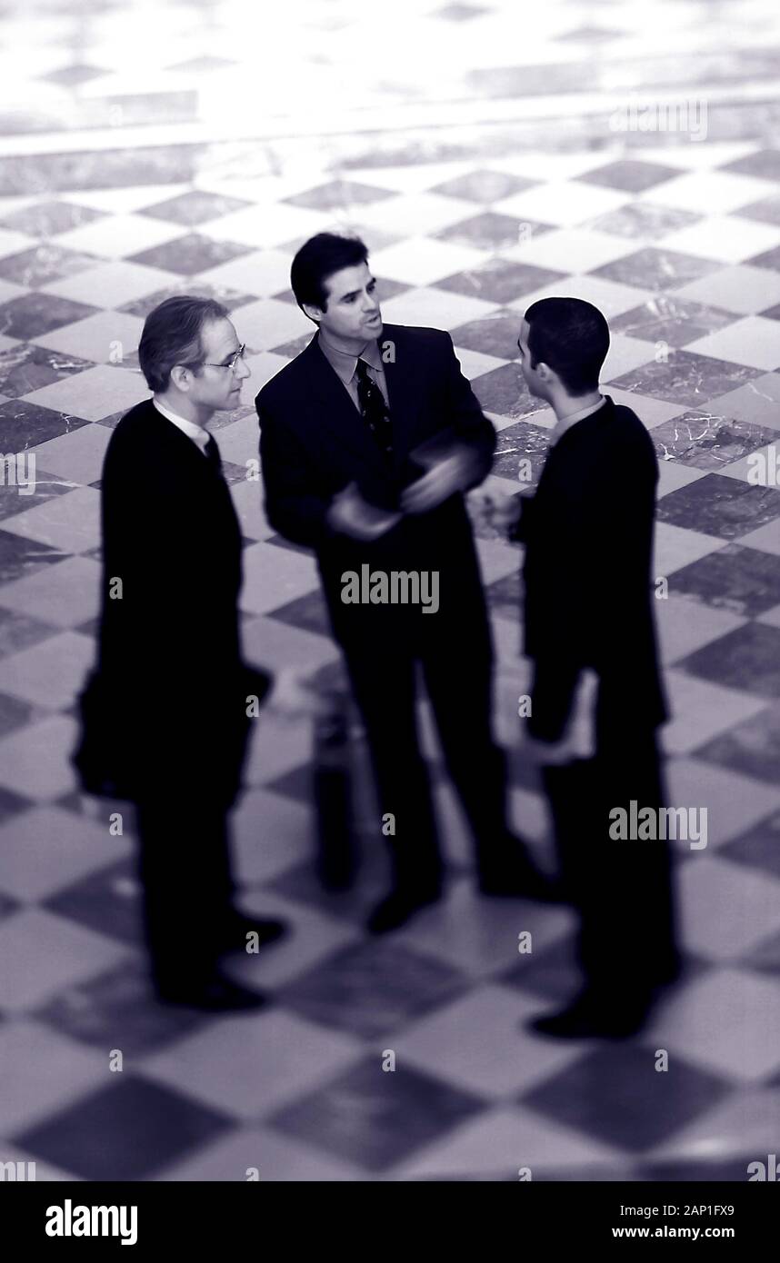 Drei Führungskräfte diskutieren und Treffen in der Lobby Stockfoto
