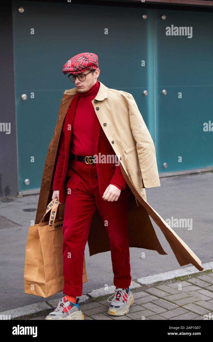 Mailand, Italien - 14 Januar, 2019: Mann mit rotem Samt Jacke und Hose und beigefarbenen Trenchcoat vor Marco de Vincenzo fashion show, Mailand Fashion Wir Stockfoto