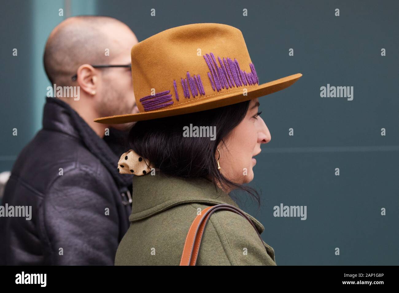 Mailand, Italien - 14 Januar, 2019: Frau mit gelb und lila Hut und grünen Mantel vor Marco de Vincenzo fashion show, Mailand Fashion Week street Styl Stockfoto