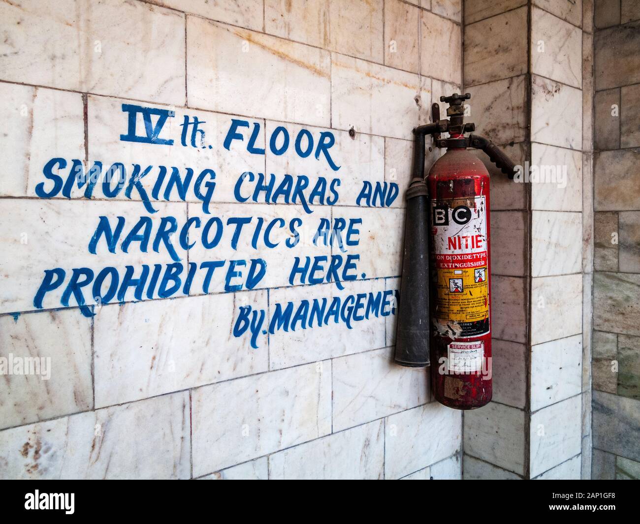 Warnung, dass in einem Hotel in Paharganj kein Alkohol und keine Drogen auf der Fliesenwand verwendet werden Stockfoto