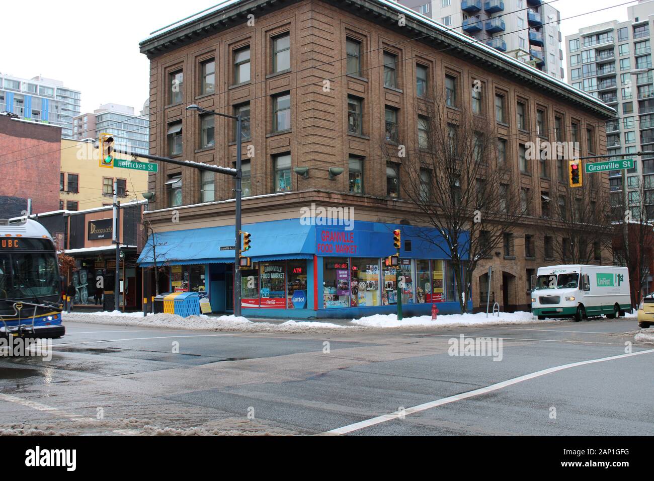 Ecke braunes Gebäude auf Helmcken und Granville Street, Vancouver. Stockfoto