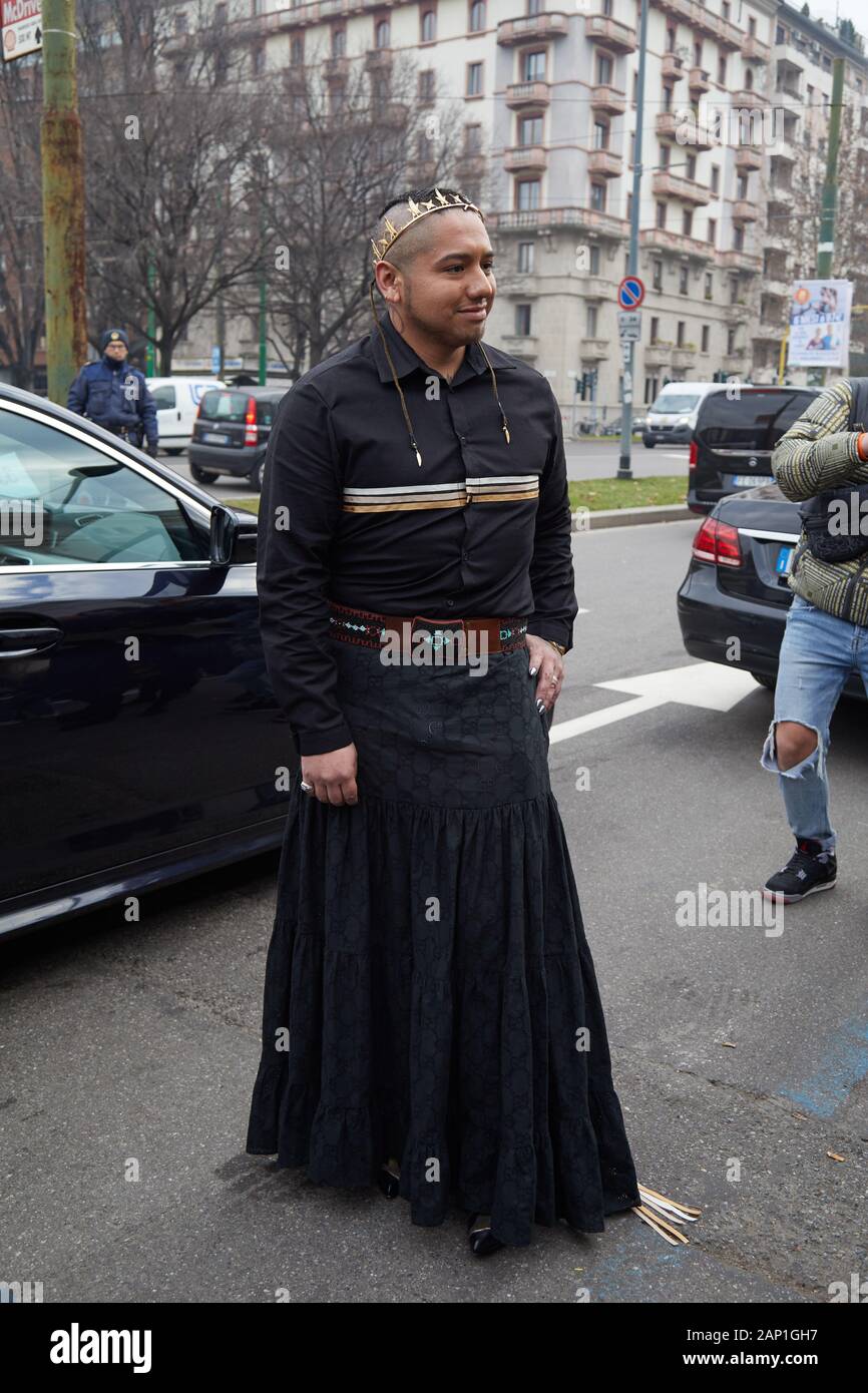 Mailand, Italien - Januar 14, 2019: der Mann mit dem langen, schwarzen Rock und goldene Krone vor Gucci fashion show, Mailand Fashion Week street style Stockfoto
