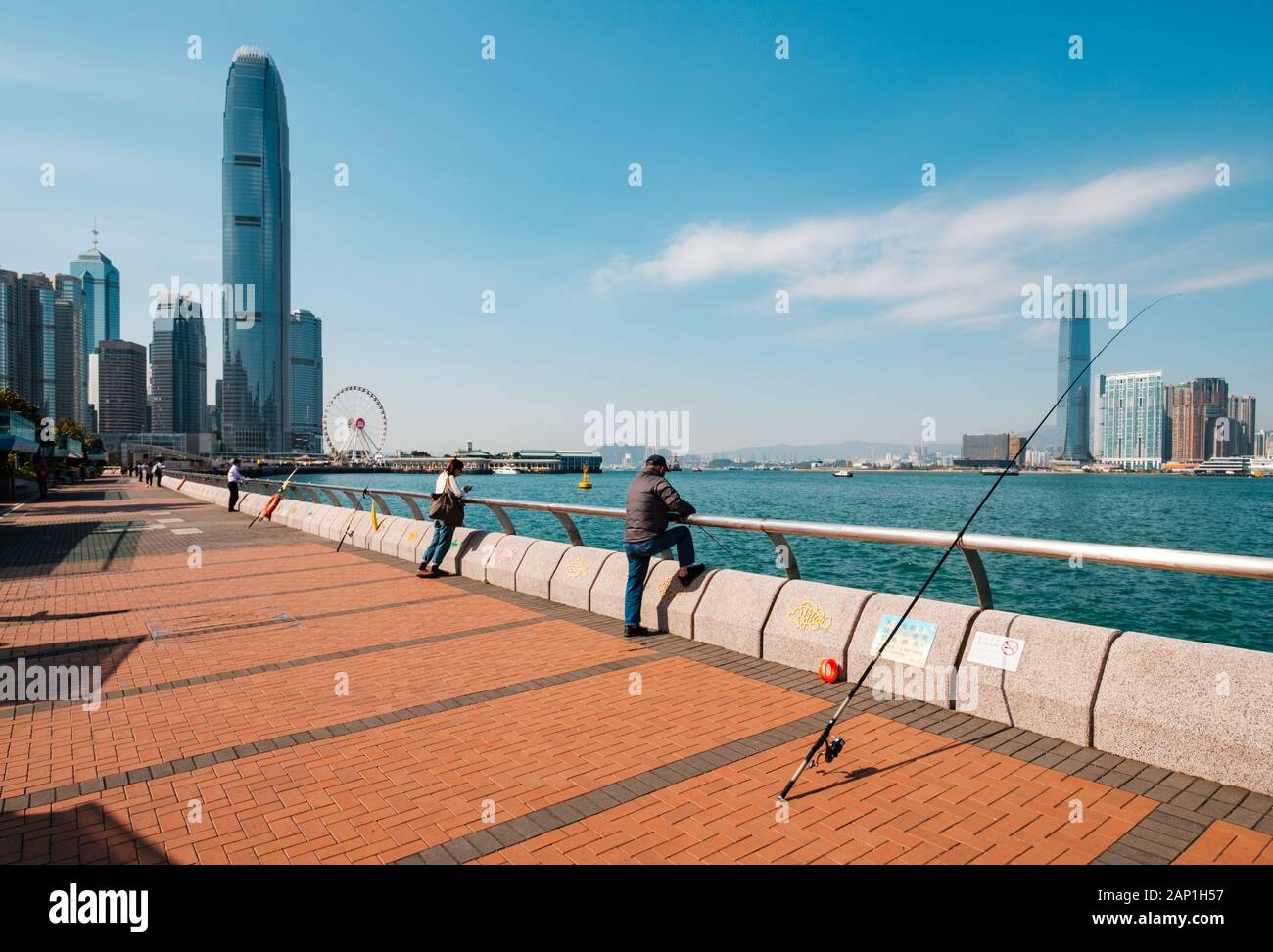 HongKong, China - November, 2019: Menschen mit Angelrute auf Ozean Küste in HongKong, Victoria Harbour. Stockfoto