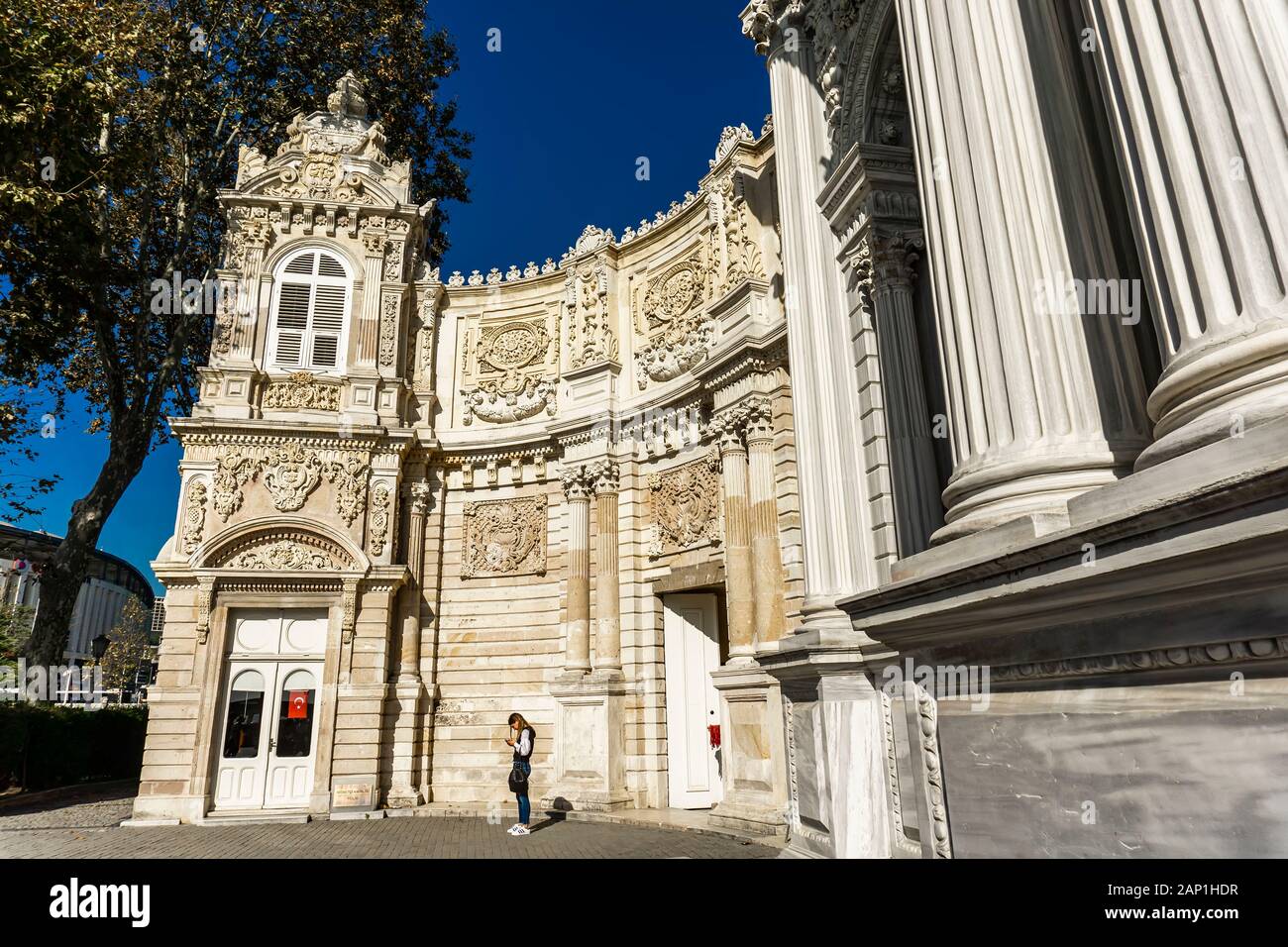 ISTANBUL, Türkei - 9 November, 2019: Nicht identifizierte Frau im Dolmabahçe-Palast in Istanbul, Türkei. Palast wurde im Jahre 1856 gebaut und diente als admi Stockfoto