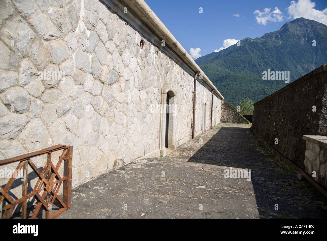 Colico (LC), Italien 08/08/2019 Die Festung Montecchio Nord: in der Kaserne mit Garten und Soldat Gebäude Stockfoto