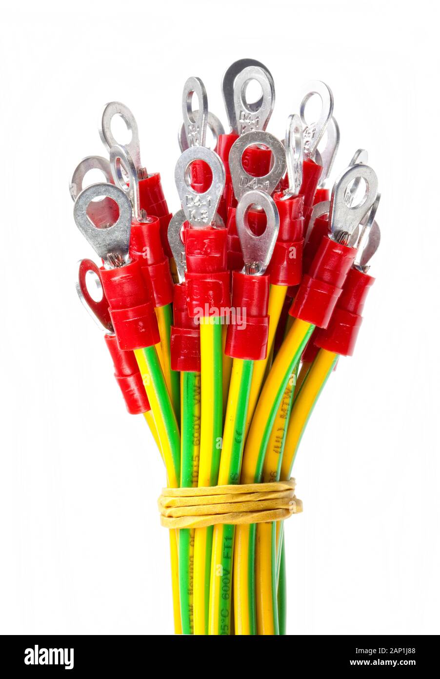 Ein Bündel von gelb-grünen Drähte mit prefab Kontakte, Erdungskabel oder Kabel Stockfoto