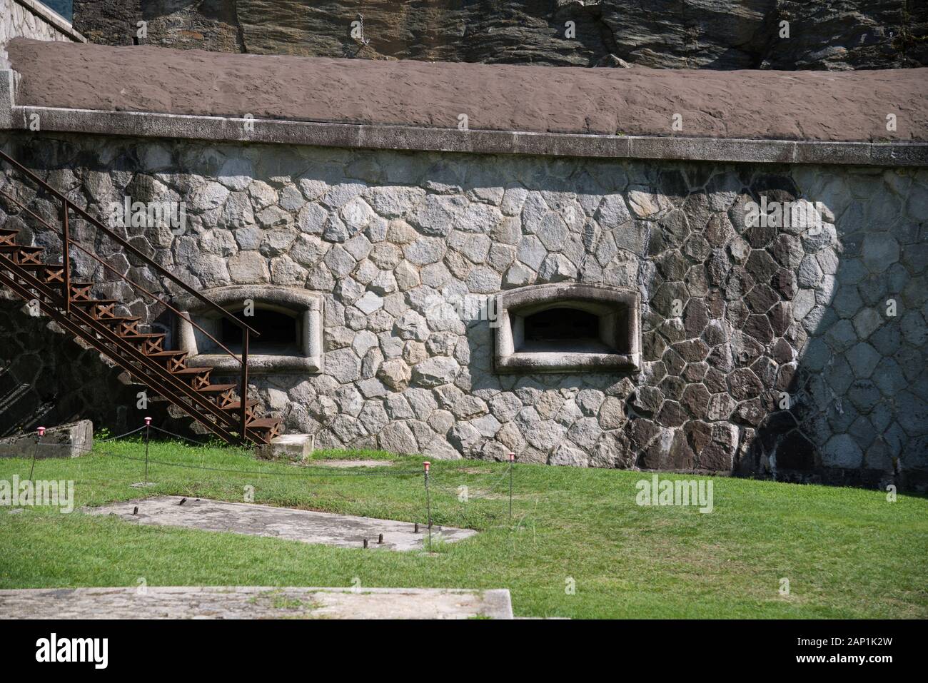 Colico (LC), Italien 08/08/2019 Die Festung Montecchio Nord: Louvre für Gewehr und Fenster. Stockfoto