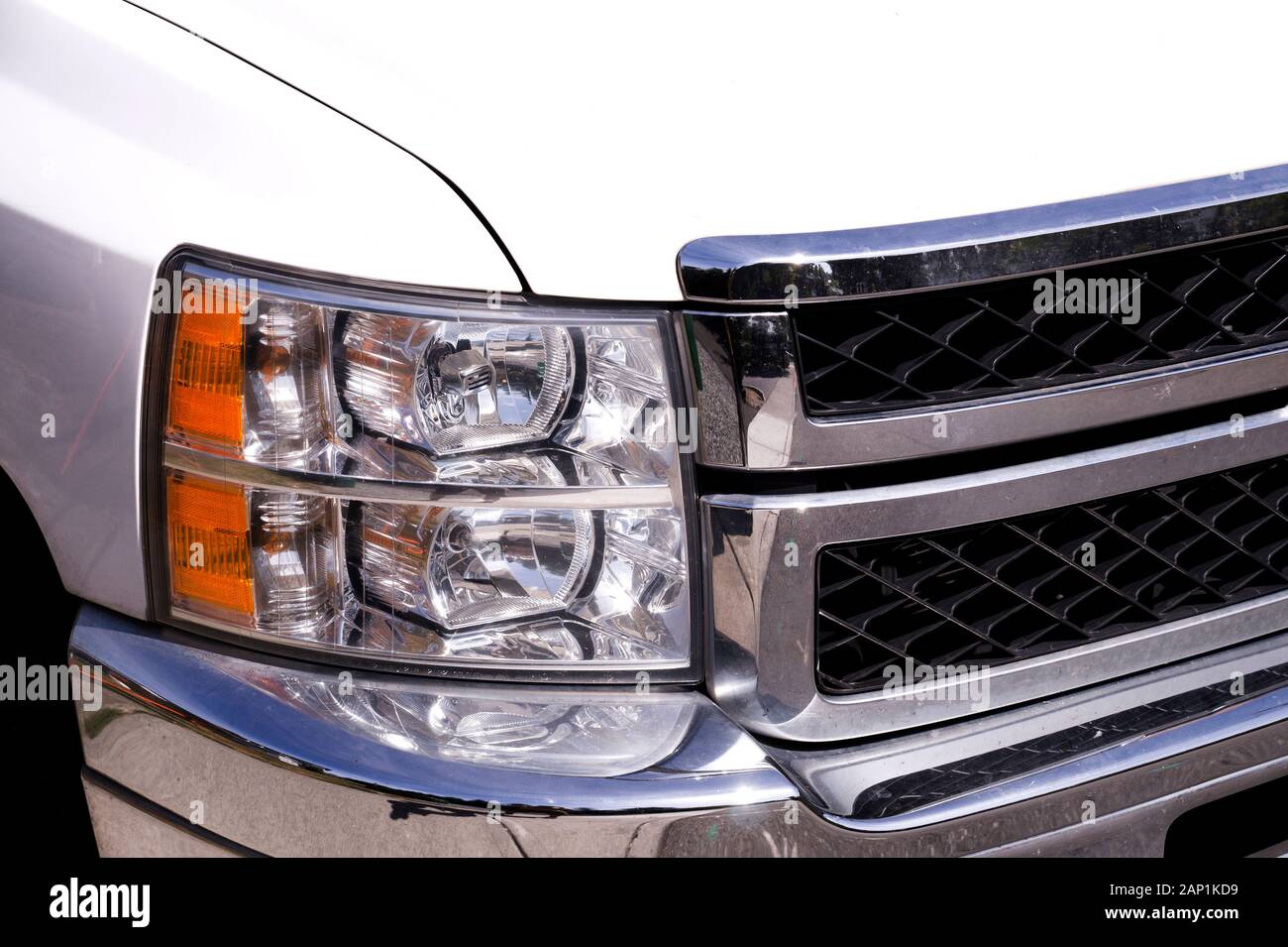 Doppelte Frontscheinwerfer. Nahaufnahme der Vorderseite eines Pick-up-Wagens. Stockfoto