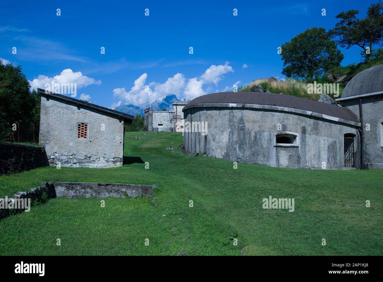 Colico (LC), Italien 08/08/2019 Die Festung Montecchio Nord: Gekrümmte ersten Teil der Gehweg, der aus dem Tierheim auf die artillerie Zimmern führt. Bild aus dem Eingangsbereich. Stockfoto