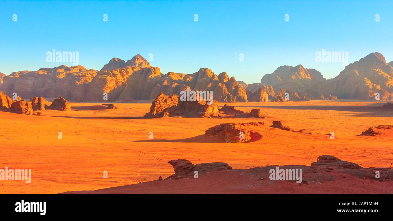 Banner Panorama der malerischen Landschaft von Wadi Rum Wüste und das Tal des Mondes bei Sonnenuntergang Licht im südlichen Jordanien. Beliebtes Reiseziel für Stockfoto