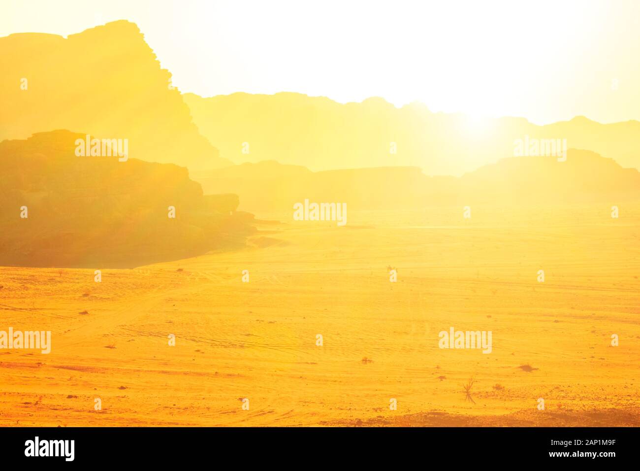 Die malerische Landschaft des Wadi Rum und das Tal des Mondes bei Sonnenuntergang Licht im südlichen Jordanien. Beliebtes Reiseziel für spektakuläre Sandstein und Stockfoto
